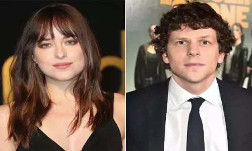 Jesse Eisenberg का खुलासा, ज़ॉम्बीलैंड की सह-कलाकार एम्मा स्टोन ने उन्हें बहुत छोटा महसूस कराया Jesse Eisenberg का खुलासा, ज़ॉम्बीलैंड की सह-कलाकार एम्मा स्टोन ने उन्हें बहुत छोटा महसूस कराया