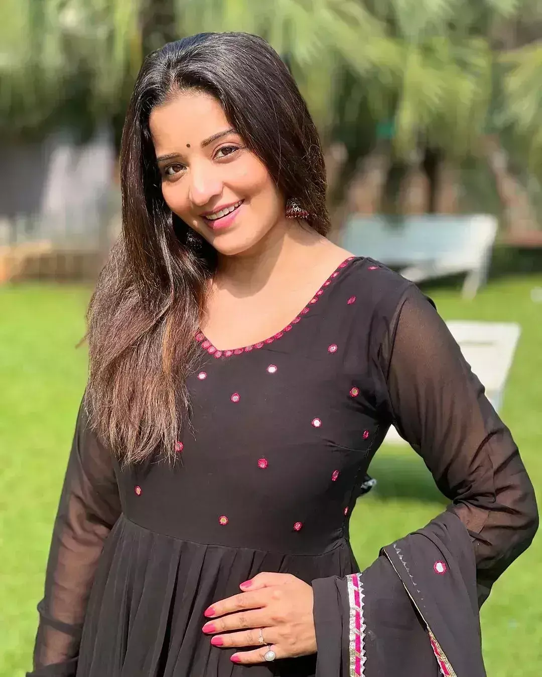 सूट पहन मोनालिसा ने ढाया कहर