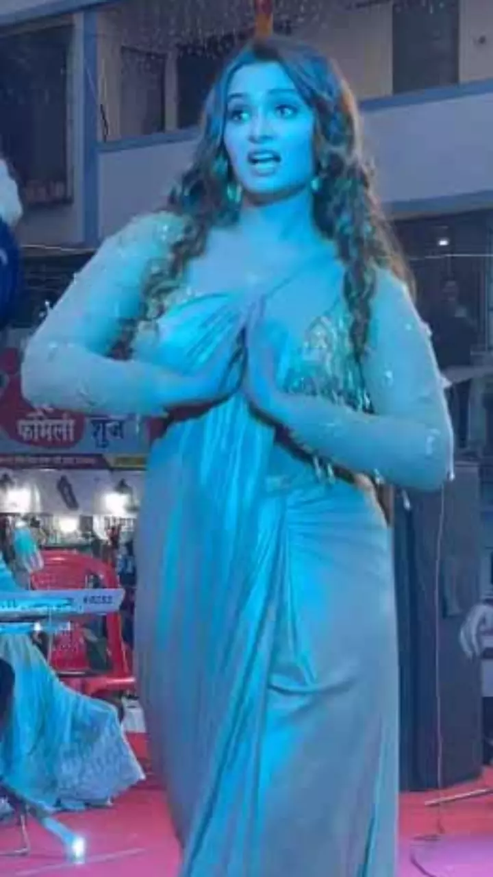 नीलम गिरी ने स्टेज पर लगाए ठुमके