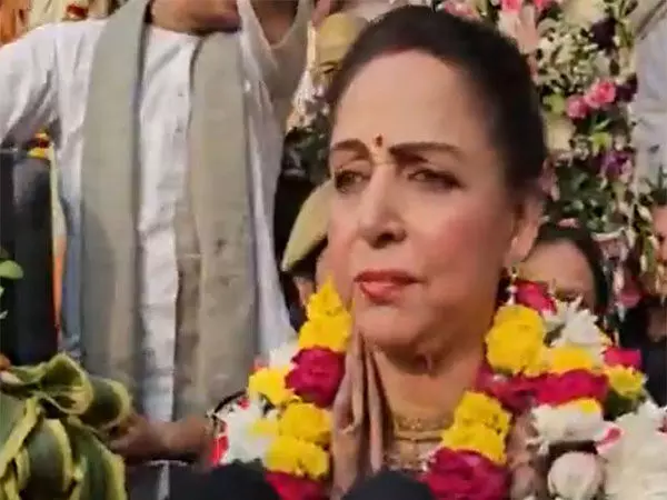 Hema Malini ने मथुरा में इस्कॉन की रथ यात्रा में भाग लिया