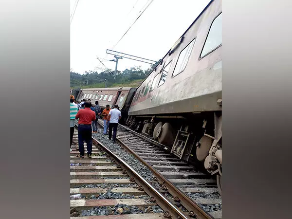 West Bengal: सिकंदराबाद-शालीमार एसएफ एक्सप्रेस के 3 डिब्बे पटरी से उतरे