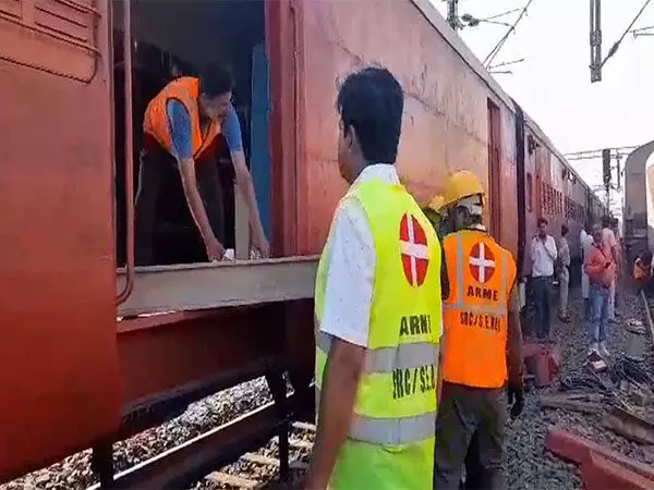 Secunderabad-Shalimar SF Express के 3 डिब्बे पटरी से उतरने के बाद मरम्मत का काम जारी