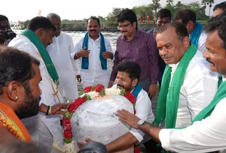 CM Revanth Reddy की मुसी कायाकल्प संकल्प यात्रा, विशेष पूजा और नाव की सवारी