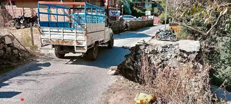 Himachal: बाढ़ से क्षतिग्रस्त तीर्थन घाटी की सड़कें मरम्मत के लिए नहीं