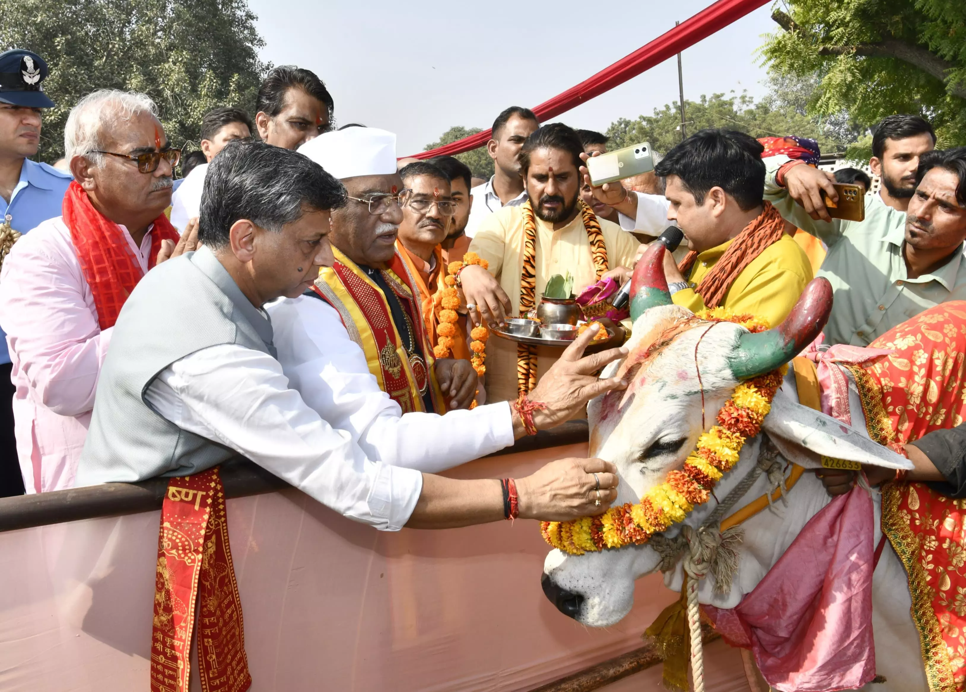 Jaipur : राज्यपाल बागडे ने गोपाष्टमी का पर्व गौ माता की पूजा और सेवा की