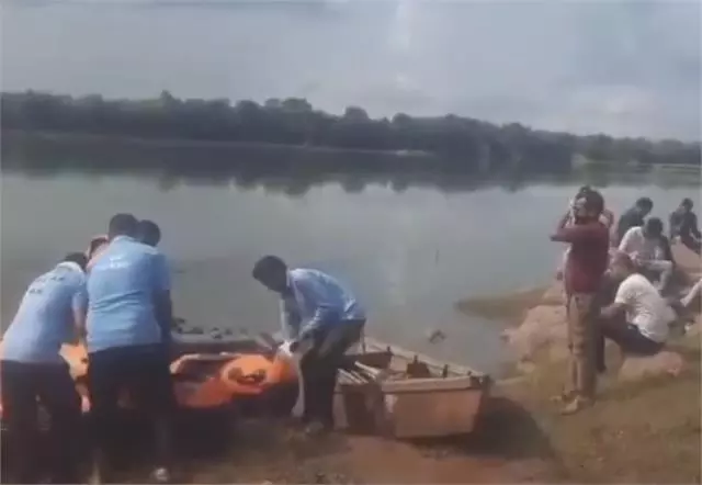 Bihar: युवक नदी में हुआ लापता, तलाश में जुटी टीम Bihar: युवक नदी में हुआ लापता, तलाश में जुटी टीम