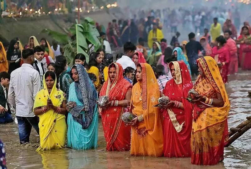 Chhath Puja का समापन उगते सूर्य को अर्घ्य के साथ होता