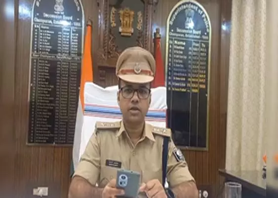 BREAKING: पुलिस वाहन पर असामाजिक तत्वों ने किया हमला, पुलिस ने की हवाई फायरिंग