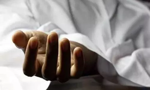 गोली लगी लाश मिली कार में, मामा के घर रहती थी मृतिका