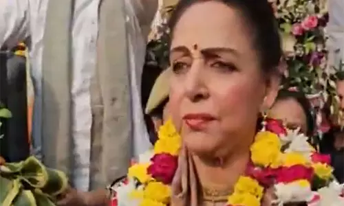 Hema Malini ने मथुरा में इस्कॉन की रथ यात्रा में भाग लिया