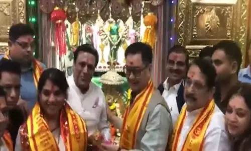 Kiren Rijiju, Shaina NC और गोविंदा ने चुनाव से पहले आशीर्वाद लेने के लिए मुंबादेवी मंदिर का दौरा किया