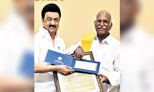 Tamil: सीएम स्टालिन ने पूर्व यूओएम प्रोफेसर को करुणानिधि तमिल पुरस्कार सौंपा Tamil: सीएम स्टालिन ने पूर्व यूओएम प्रोफेसर को करुणानिधि तमिल पुरस्कार सौंपा