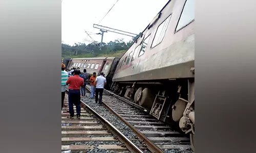 West Bengal: सिकंदराबाद-शालीमार एसएफ एक्सप्रेस के 3 डिब्बे पटरी से उतरे