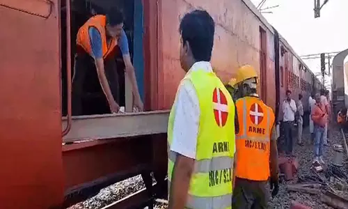 Secunderabad-Shalimar SF Express के 3 डिब्बे पटरी से उतरने के बाद मरम्मत का काम जारी