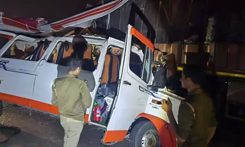 टूरिस्ट बस ट्रक से टकराई, 5 लोगों की मौत, 20 घायल