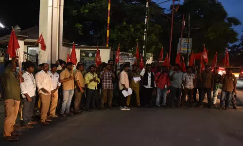 Tamil: कोयंबटूर में टैंगेडको गैंगमैन एसोसिएशन ने विरोध प्रदर्शन किया Tamil: कोयंबटूर में टैंगेडको गैंगमैन एसोसिएशन ने विरोध प्रदर्शन किया