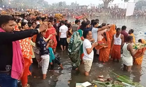 छठ पर्व पर हजारों लोगों ने अर्घ्य दिया छठ पर्व पर हजारों लोगों ने अर्घ्य दिया