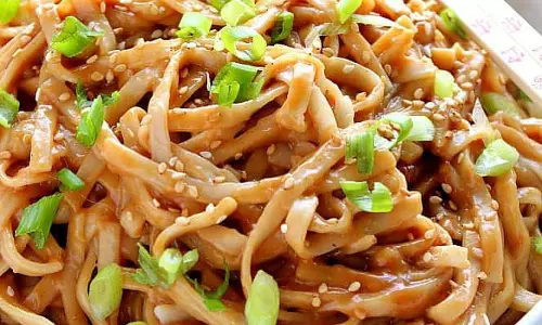 Peanut ड्रेसिंग के साथ नूडल्स रेसिपी