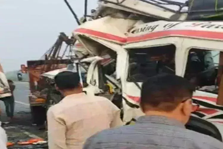 Agra Express में खड़े ट्रक से टकराई बस, 5 की मौत 24 घायल Agra Express में खड़े ट्रक से टकराई बस, 5 की मौत 24 घायल