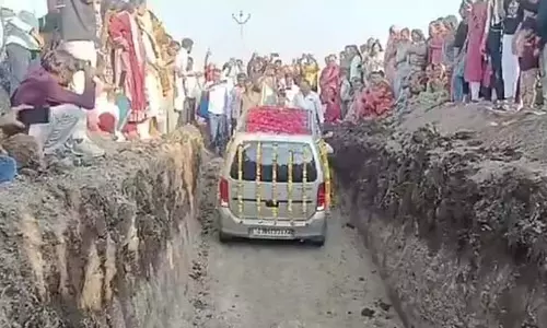 Viral Video: एक परिवार ने कार के अंतिम संस्कार पर 4 लाख रुपये खर्च Viral Video: एक परिवार ने कार के अंतिम संस्कार पर 4 लाख रुपये खर्च