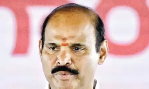 कोलुसु ने सोशल मीडिया कार्यकर्ताओं का समर्थन करने के लिए Jagan पर निशाना साधा कोलुसु ने सोशल मीडिया कार्यकर्ताओं का समर्थन करने के लिए Jagan पर निशाना साधा