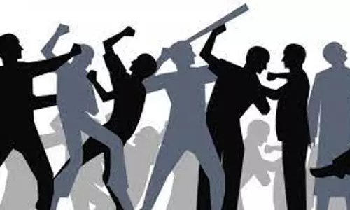 Allahabad: केपीयूसी और हॉलैंड हाल के छात्रों के बीच जमकर हुई मारपीट Allahabad: केपीयूसी और हॉलैंड हाल के छात्रों के बीच जमकर हुई मारपीट