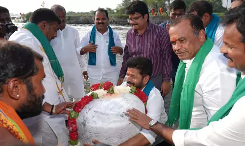CM Revanth Reddy की मुसी कायाकल्प संकल्प यात्रा, विशेष पूजा और नाव की सवारी CM Revanth Reddy की मुसी कायाकल्प संकल्प यात्रा, विशेष पूजा और नाव की सवारी