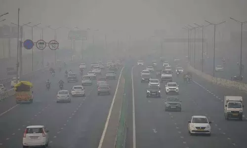 Delhi: राष्ट्रीय राजधानी में छाई धुंध की परत, वायु गुणवत्ता बनी हुई है ‘बेहद खराब’