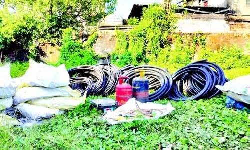 Mapusa पुलिस ने लाखों रुपये के बिजली के तार चोरी करने के आरोप में 4 लोगों को पकड़ा Mapusa पुलिस ने लाखों रुपये के बिजली के तार चोरी करने के आरोप में 4 लोगों को पकड़ा