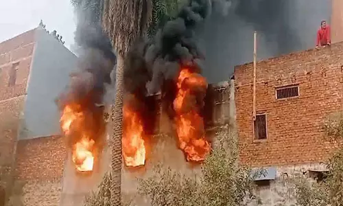 Uttar Pradesh: बाबूगढ़ में रिफाइंड तेल के गोदाम में लगी आग