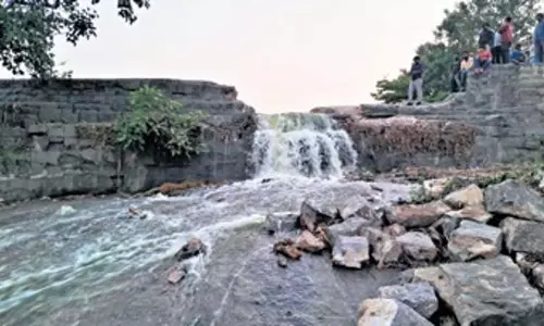 Telangana: भद्रकाली टैंक से गाद निकालने का काम शुरू Telangana: भद्रकाली टैंक से गाद निकालने का काम शुरू