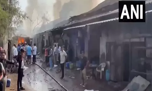Gujarat: नवसारी के बिलिमोरा इलाके में ट्रांसपोर्ट गोदाम में लगी आग Gujarat: नवसारी के बिलिमोरा इलाके में ट्रांसपोर्ट गोदाम में लगी आग