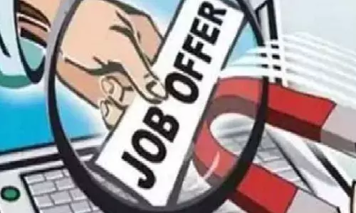 Jhansi: नौकरी लगवाने के नाम पर युवक से ठगी का मामला सामने आया