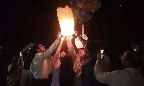Voter की भागीदारी के आह्वान पर धोलाई में आकाशदीपकों से रोशनी की गई