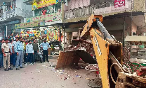 Haryana : गुरुग्राम में सदर बाजार में अतिक्रमण पर कार्रवाई Haryana : गुरुग्राम में सदर बाजार में अतिक्रमण पर कार्रवाई
