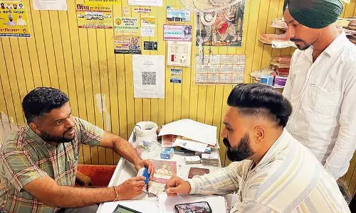 स्टाम्प निर्माताओं को Punjabi और अंग्रेजी में सरपंच की मुहरों के ऑर्डर मिले