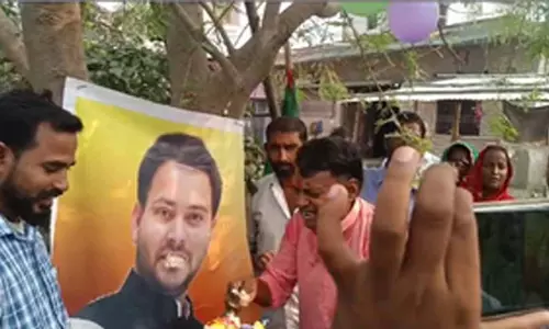 बिहार : राजद नेता ने पेड़ पर केक काट कर मनाया तेजस्वी यादव का जन्मदिन बिहार : राजद नेता ने पेड़ पर केक काट कर मनाया तेजस्वी यादव का जन्मदिन