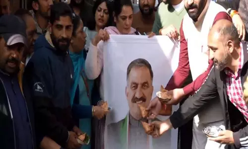 Himachal: भारतीय जनता युवा मोर्चा ने शिमला में समोसा मार्च निकाला