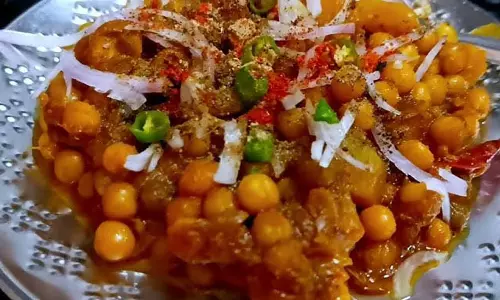 बादाम चाट और सफेद मटर रगड़ा रेसिपी बादाम चाट और सफेद मटर रगड़ा रेसिपी