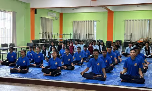 Assam : स्वास्थ्य और तंदुरुस्ती को बढ़ावा देने के लिए नागांव कॉलेज में योग कार्यशाला शुरू