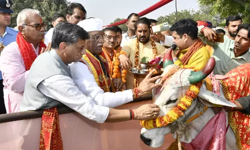 Jaipur : राज्यपाल बागडे ने गोपाष्टमी का पर्व गौ माता की पूजा और सेवा की