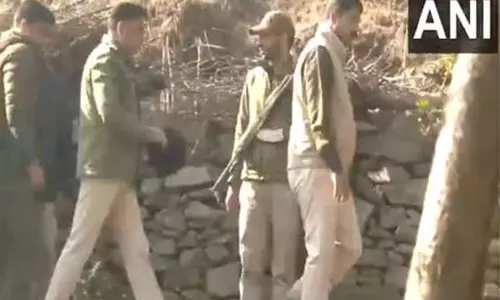DIG Shridhar Patil, SSP Ramban ने उस गांव का दौरा किया, जहां दो ग्राम रक्षकों की हत्या की गई थी DIG Shridhar Patil, SSP Ramban ने उस गांव का दौरा किया, जहां दो ग्राम रक्षकों की हत्या की गई थी