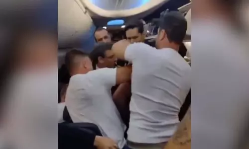 विमान में इमरजेंसी डोर खोलने की कोशिश कर रहा शख्स, यात्रियों ने कर दी पिटाई, VIDEO...