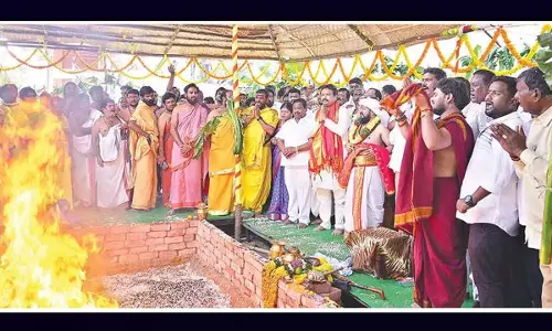 300 पुजारियों ने CM Revanth के जन्मदिन पर उनकी दीर्घायु के लिए प्रार्थना की