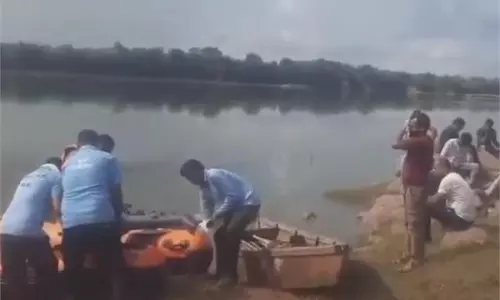 Bihar: युवक नदी में हुआ लापता, तलाश में जुटी टीम Bihar: युवक नदी में हुआ लापता, तलाश में जुटी टीम