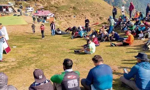 Himachal: बिलिंग टेक-ऑफ साइट पर पर्यटकों के लिए बुनियादी सुविधाओं का अभाव