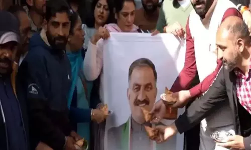 Samosa Row: भारतीय जनता युवा मोर्चा ने शिमला में समोसा मार्च निकाला