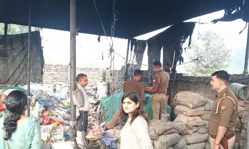 Baghpat: प्रशासन ने अवैध रूप से पन्नी जलाने वाली फैक्ट्री पर की कार्यवाही