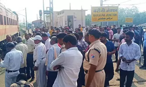 रेलवेकर्मी की इंजन और बोगी के बीच दबकर मौत, लोग बनाते रहे वीडियो, देख दहल जाएगा दिल