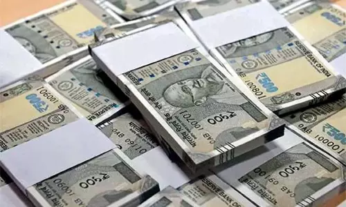 Dhanbad: चिरकुंडा चेकपोस्ट पर इनोवा कार से 3 लाख रुपए जब्त